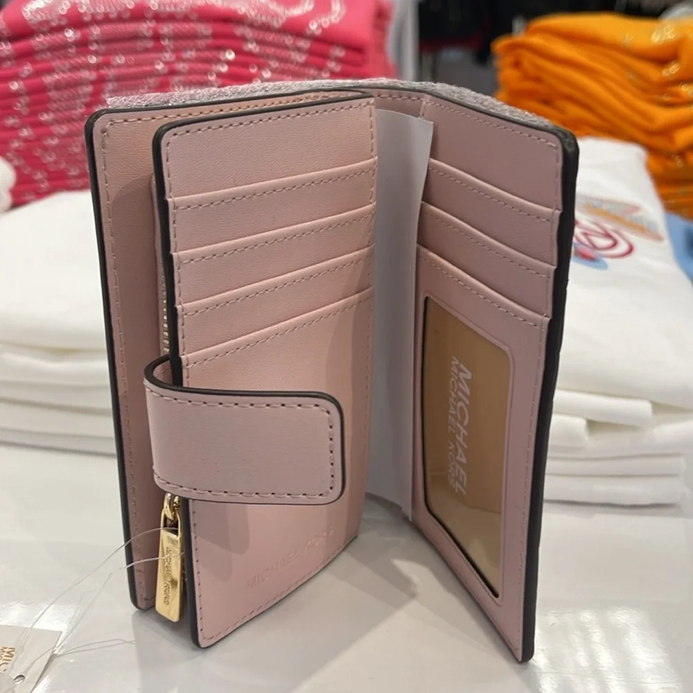 Michael Kors Jet Set Medium Floral Print Bi-Fold Wallet 
POWDER BLUSH
NWT - Picture 7 of 16